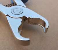 Pince pour refermer les clips de maintien de rotor sur cylindre européen.