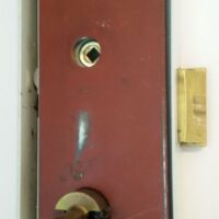 Clés pour portes claquées avec serrures à gorges