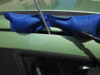 Utilisation du coussin d'écartement  et de soulèvement pour passage d'outil de serrurier.
