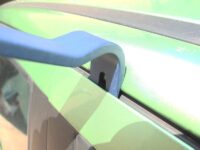 Utilisation du pied de biche pour l'écartement de la porte de véhicule permettant le passage d'outils d'ouverture.